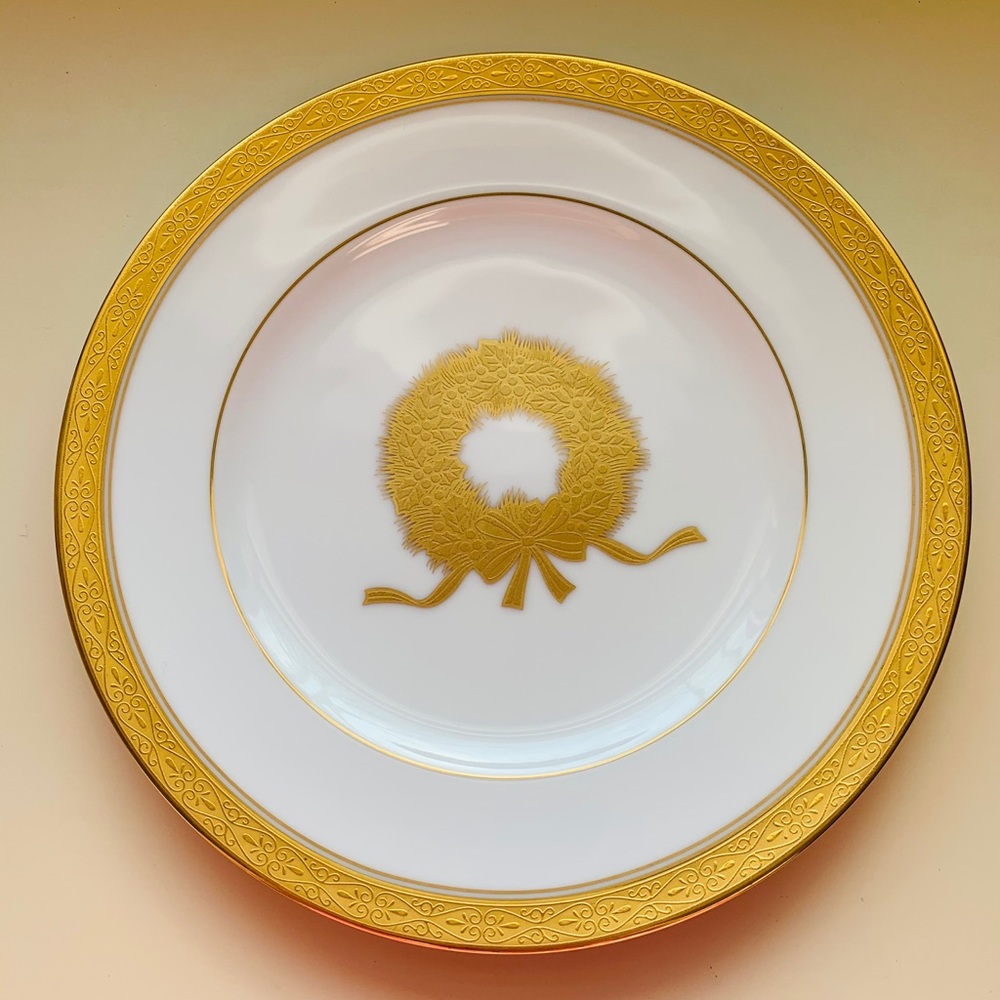 Noritake Christmas Wreath Accent Plate Gold - Picture 3 of 7